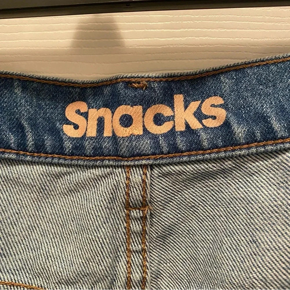 Mother Snacks Tippy Top Blue Jeans - Picture 3 of 6